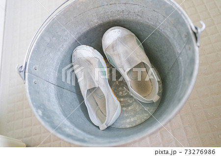 上履き洗い 73276986