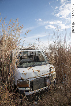 東日本大震災の津波で壊された車の写真素材