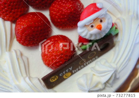 サンタが乗ったクリスマスケーキ サンタが乗ったクリスマスケーキ 73277815