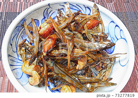 家庭的で素朴な自家製の「ナッツ添えの田作り」色鉛筆画風 家庭的で素朴な自家製の「ナッツ添えの田作り」色鉛筆画風 73277819