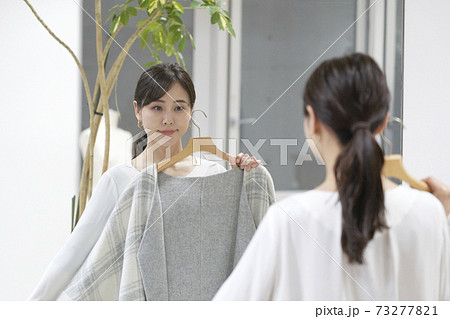 ショッピングする女性 73277821