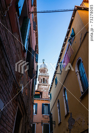 イタリア ヴェネツィアの路地から見えるサン・パンタロン教会の鐘楼 イタリア ヴェネツィアの路地から見えるサン・パンタロン教会の鐘楼 73278085