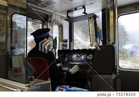 雪の小浜線を走る125系電車の運転席 雪の小浜線を走る125系電車の運転席 73278320