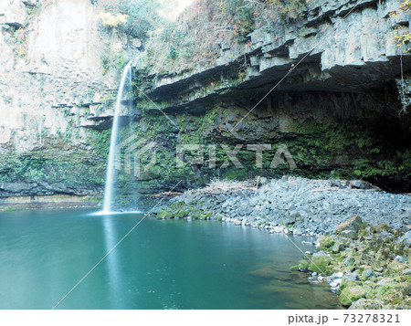 ぽっかりと空いた大きな滝壺に一筋に落ちるうのこの滝 73278321