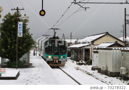 雪景色の十村駅に着く125系電車 雪景色の十村駅に着く125系電車 73278322