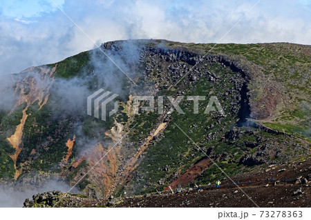 八ヶ岳連峰・横岳稜線から見る雲湧く硫黄岳 73278363