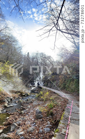 温泉地帯の山道での山風景 73278601