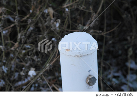 冬に雪が積もるガードポール 冬に雪が積もるガードポール 73278836