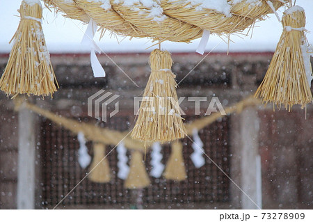 参拝客がいない元日早朝の田舎の神社 73278909