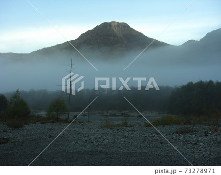 朝霧薫る大正池と焼岳 朝霧薫る大正池と焼岳 73278971
