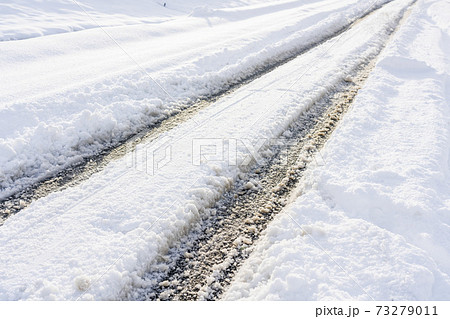 雪の日の道路 わだち 一般道路の写真素材