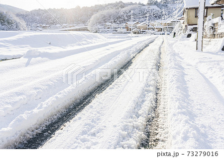 雪の日の道路 73279016