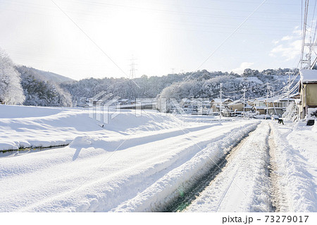雪の日の道路 雪の日の道路 73279017