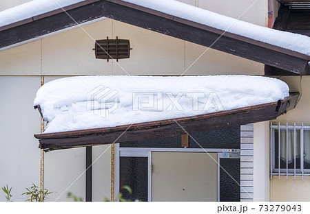 雪の重みで壊れた玄関の屋根 73279043