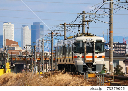 関西線と名古屋のビル群 73279096