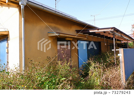 手入れされてない住宅 手入れされてない住宅 73279243