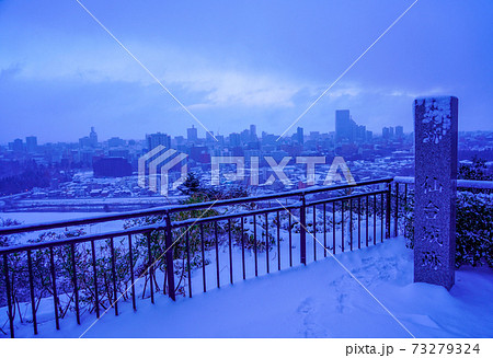 仙台城から望む雪景色の仙台市街 仙台城から望む雪景色の仙台市街 73279324