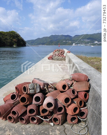 三原市佐木島の風景　向田港に積んである蛸壺　（広島県） 73279453