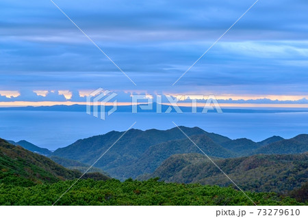 知床峠から見た朝焼けに染まる国後島の情景＠北海道 73279610