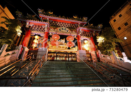 日本の横浜都市景観 横浜中華街・横浜関帝廟（夜景） 73280479