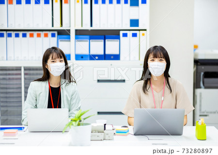 マスクをして仕事をする女性 73280897