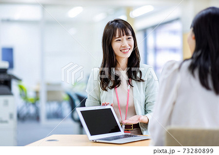 受付にいるスーツの女性に相談するイメージ 73280899