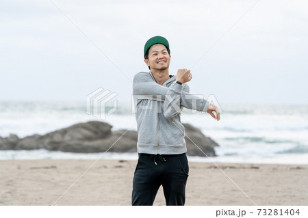 地域居住で週末、浜辺で有意義にすごす男性 73281404