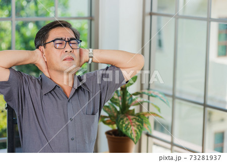 businessman working with laptop computer has a problem with neck pain 73281937