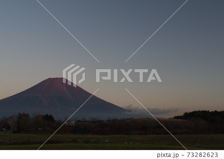 山梨県の夕暮れとシンボル 73282623