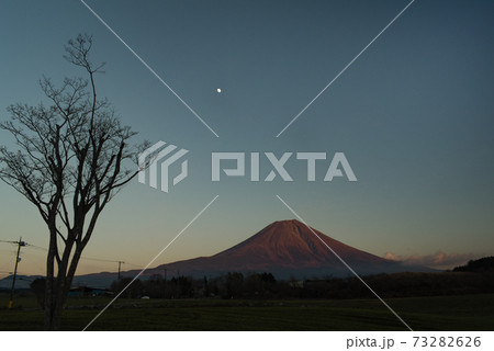 赤く燃える富士山と空に浮かぶお月様 73282626