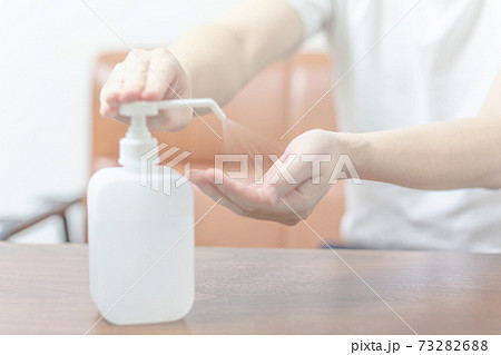 手のアルコール消毒 手のアルコール消毒 73282688
