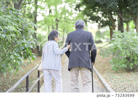 散歩するシニア夫婦 散歩するシニア夫婦 73283699