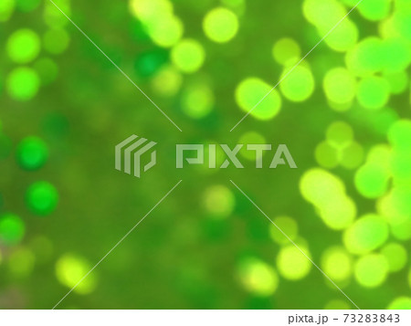 キラキラ輝くイルミネーション 背景イメージ 黄緑系 他系色ありますのイラスト素材