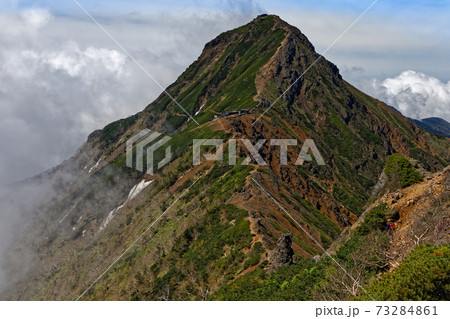 雲湧く初夏の八ヶ岳連峰・赤岳の写真素材 [73284861] - PIXTA