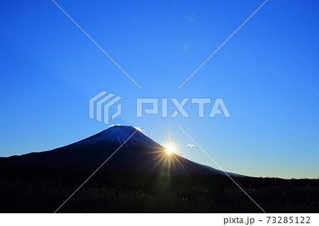 21年の初日の出 富士山の写真素材