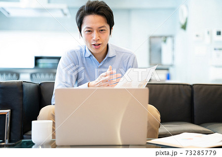 リモートワークでオンライン会議をする男性  73285779