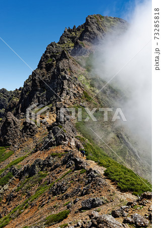 雲湧く八ヶ岳連峰・横岳稜線を行く登山者 雲湧く八ヶ岳連峰・横岳稜線を行く登山者 73285818
