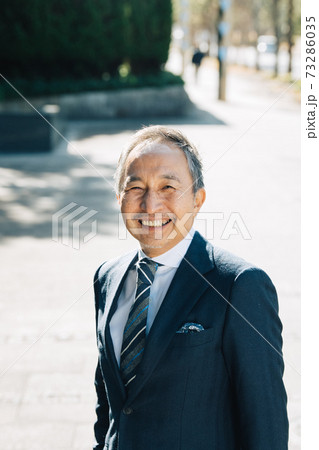 オフィス街を歩くスーツの日本人男性・中高年ビジネスマンイメージ 73286035