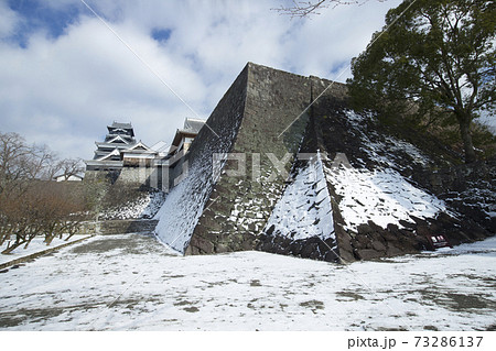 雪の熊本城と本丸御殿 二様の石垣 雪の熊本城と本丸御殿 二様の石垣 73286137