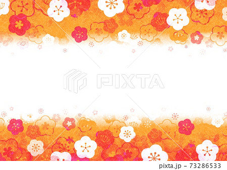 画面上下に紅白の梅の花の帯がある和紙テクスチャー 73286533
