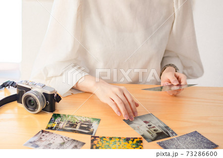 撮影した写真をセレクトする女性 撮影した写真をセレクトする女性 73286600