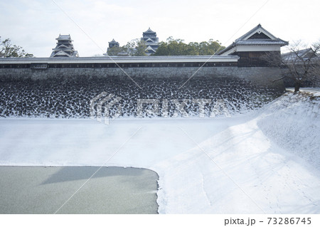 雪の熊本城 西出丸長塀とお堀 雪の熊本城 西出丸長塀とお堀 73286745