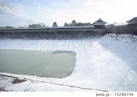 雪の熊本城 西出丸長塀とお堀 73286746