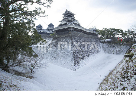 雪の熊本城 宇土櫓と高石垣 雪の熊本城 宇土櫓と高石垣 73286748