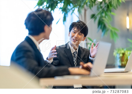ビジネス 男性 カフェ 打合せ ビジネス 男性 カフェ 打合せ 73287083