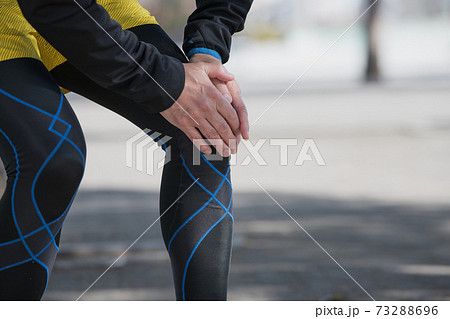 膝・ヒザの痛みイメージ　ランニングする男性　 73288696
