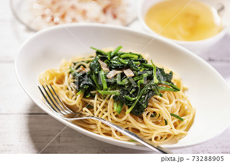 ほうれん草とベーコンのパスタ 73288905