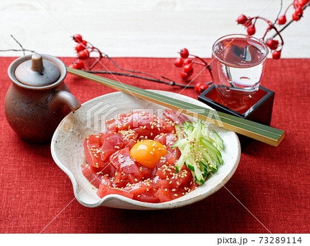 本マグロ赤身のユッケ。短冊切りしたマグロに、醤油とコチュジャン +酒+ごま油のタレをからめて。 73289114