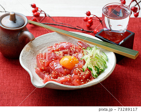 本マグロ赤身のユッケ。短冊切りしたマグロに、醤油とコチュジャン +酒+ごま油のタレをからめて。 本マグロ赤身のユッケ。短冊切りしたマグロに、醤油とコチュジャン +酒+ごま油のタレをからめて。 73289117