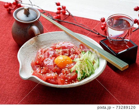 本マグロ赤身のユッケ。短冊切りしたマグロに、醤油とコチュジャン +酒+ごま油のタレをからめて。 73289120